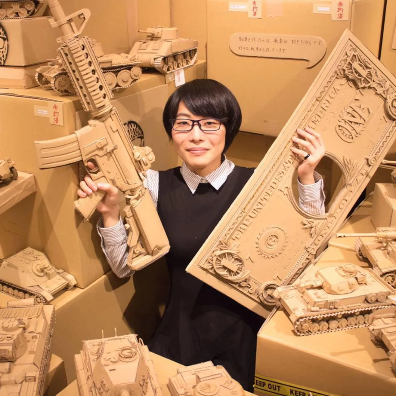 artystka Monami Ohno i dzieła sztuki z kartonu